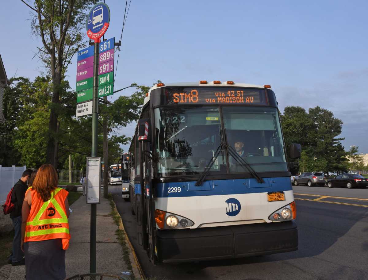 Staten Island commuters endure 'painful' waits, crowded express buses after depot closure 2 Express bus on Staten Island