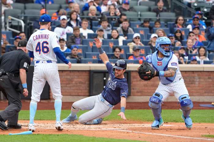 Mets stand around as Rays player scores